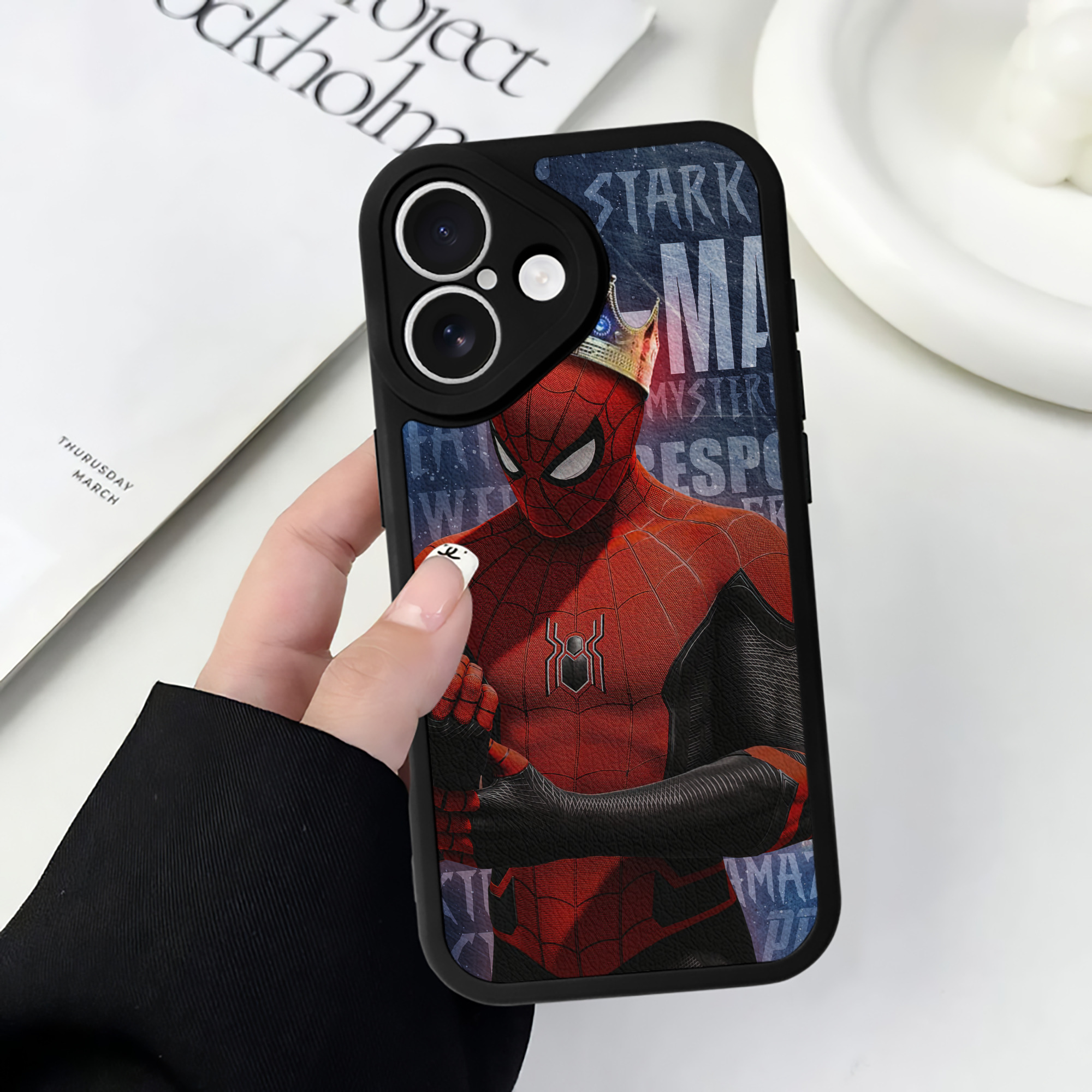 （画像用） Spider Man スパイダーマン 【iPhone 16シリーズ対応】シリコンスマホケース（レザー調） 材質：シリコン